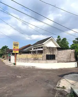 Dijual Rumah Hook Akses Jalan Aspal di Selomartani