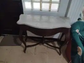 Meja Rias Marmer Elegan – Bekas, Tapi Mewah!