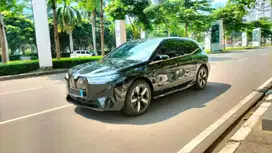 BMW IX xDrive40i Tahun 2023 Warna Black Sapphire Metallic