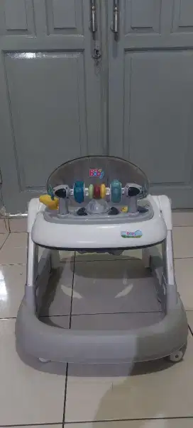 Baby walker merk IORA masih 90% bagus gaada minus