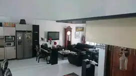 Rumah bagus ada kolam renang nya di cisaranten kulon