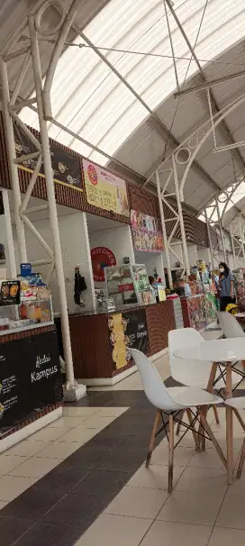 karyawati stand makanan