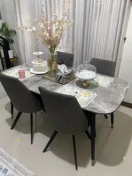 Set Meja Makan Marmer + 4 Kursi (Merk Informa) – Elegan & Kokoh