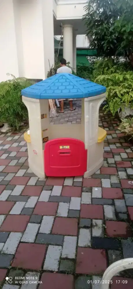 Playhouse little tikes cozy cottage ( mainan rumah rumahan anak )