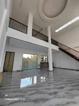 DIJUAL RUMAH CANTIK 3 LANTAI DI BARAT HOTEL HYATT PALAGAN KM 7