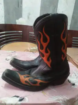 Sepatu lars bekas