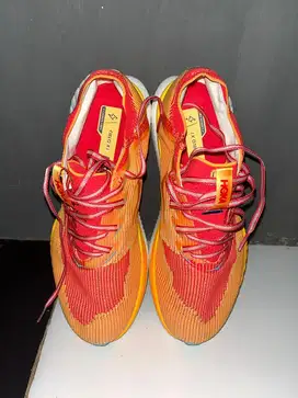 Sepatu running hokka