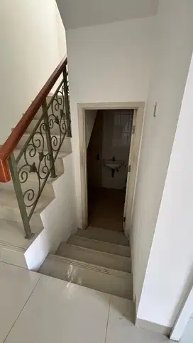 Disewakan Rumah Cluster Karelia dekat Ruko Aniva Gading Serpong.