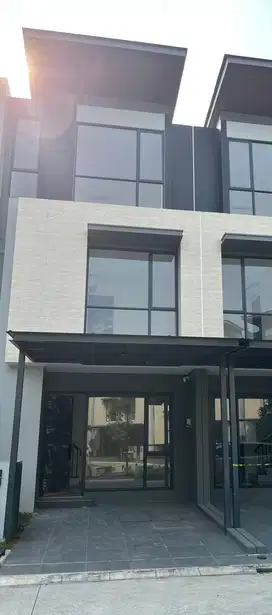 Disewa rumah 3 lantai minimal 2 tahun di citra 8