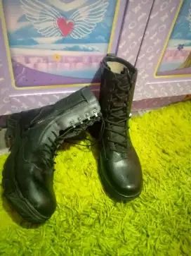 Sepatu polisi atau squrity