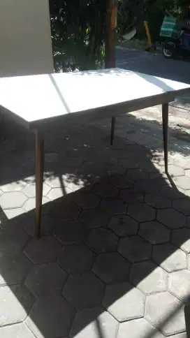 Meja makan serbaguna