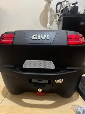 Box givi second B33NM + backrest