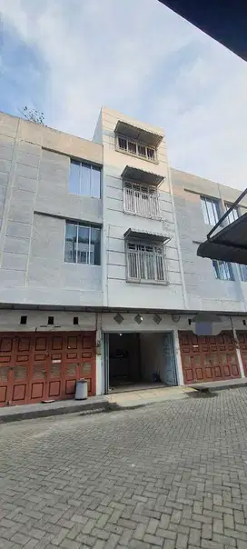 Dijual rumah komp megacom kondisi bagus