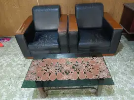 Sofa satu set dengan meja kaca