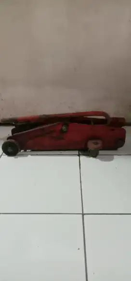 Dongkrak mobil kondisi bekas pakai sendiri