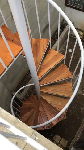 tangga putar pijakan kayu sangat kuat murah dan bergaransi