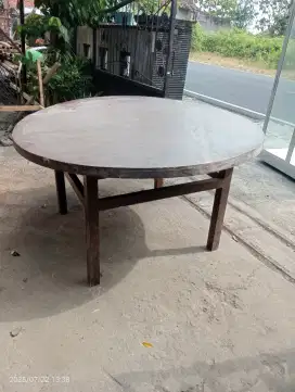 meja bundar besar