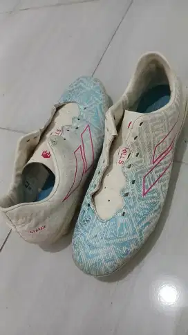 Sepatu bola merk mills uk 43