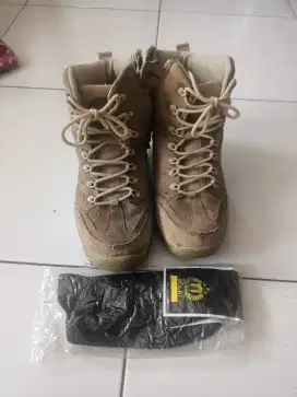 Sepatu PDL Gurun (krem) Size 42 + kaos kaki PDL baru.