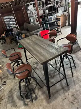 Meja informa set 4 kursi bar 
Uk meja 150x60x105 Hrg 2,3jt
Stok 2 set