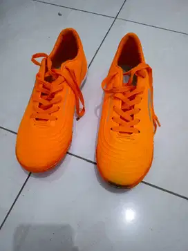 Sepatu futsal ukuran 40, belum pernah di pakai, Rp 75.000