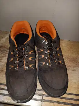 Sepatu safety/gunung