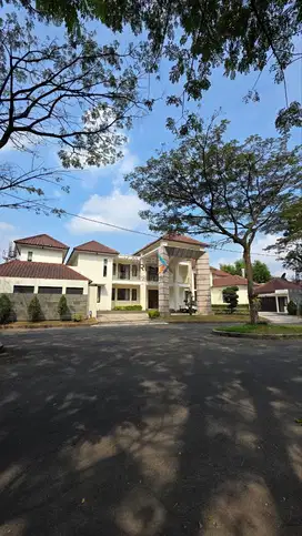 Dijual Rumah Megah dengan Private Pool di Ijen Nirwana, Klojen Malang