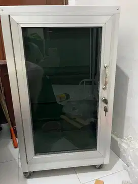 lemari etalase alumunium