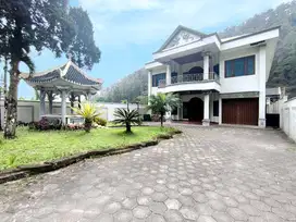 Villa megah di kawasan puncak Tawangmangu murah