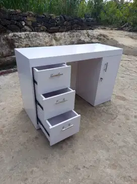 Meja belajar minimalis dan kursi