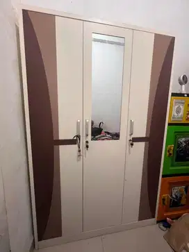 Lemari 3 pintu bahan besi