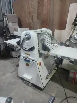 Mesin standing dough sheeter model SM-520E merk Sinmag Taiwan murah