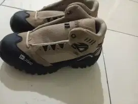 Sepatu gunung wanita