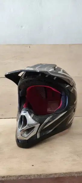 Helm kross KYT masih bagus sekali