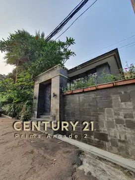 Rumah Mewah Dengan Halaman Asri Di Jakarta Selatan AT12140