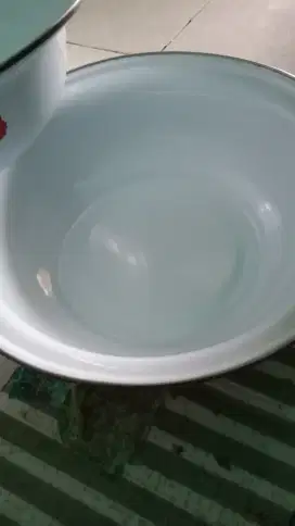 Baskom bunga putih
