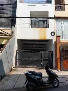 Rumah Minimalis 3 Lantai di Buncit Jakarta Selatan