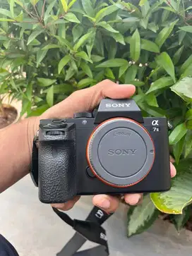 Kamera Sony A7ii dan lensa fix 50 mm F 1.8