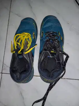 Sepatu yonex atlas