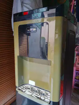 Dispenser merk Sharp galon bawah