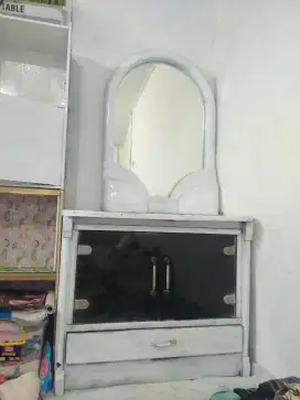 Satu set cermin dan meja tv