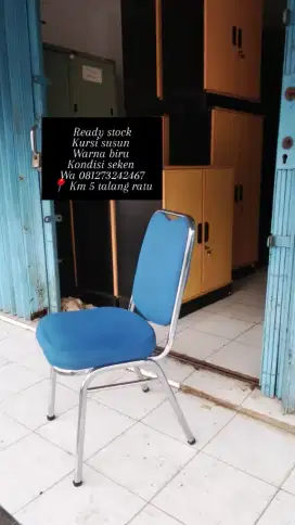 Kursi susun warna biru