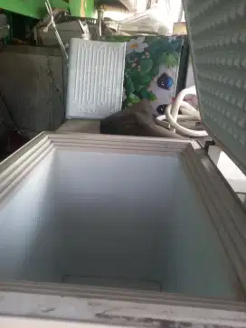 Dinual frezer box  100 liter SANYO normal