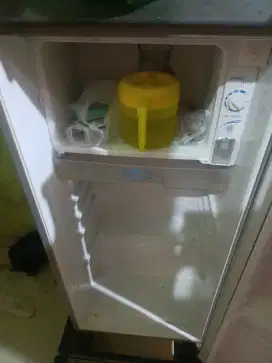 Kulkas merek AQUA