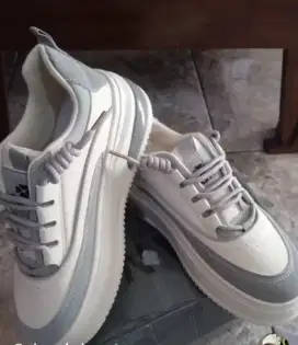 Sepatu snicker wanita
