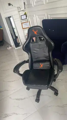 Kursi gaming hitam