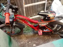 Sepeda anak ,masih bagus hanya lama di gudang