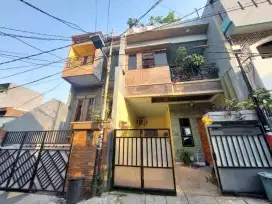 Rumah Minimalis  3 lantai dekat ITC Cempaka Mas