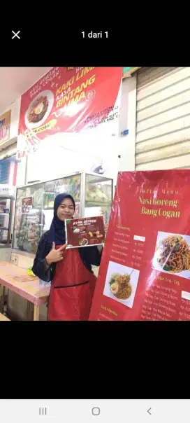 Penjaga nasi goreng di kantin mall season city