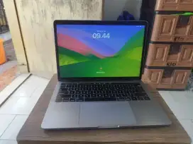 Macbooc pro warna grey 2019 ,16/256, i7 di jual cepat